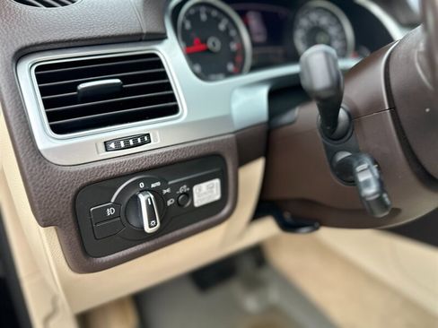 Used 2015 Volkswagen Touareg Sport image 33