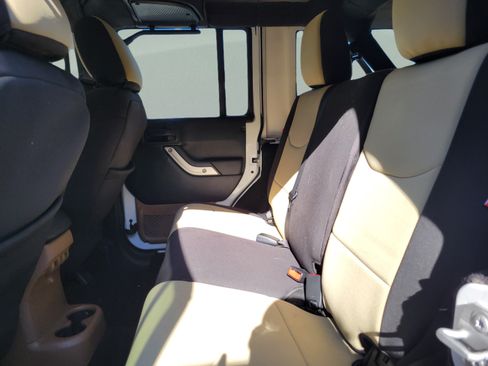 Used 2018 Jeep Wrangler Unlimited Sahara AWD/4WD image 6