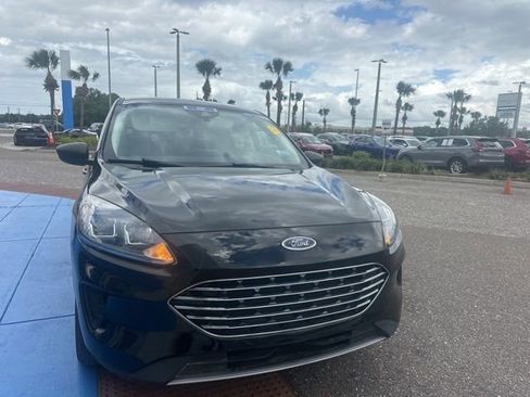 Used 2022 Ford Escape SE w/ Cold Weather Package image 2