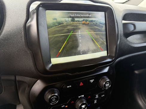 Used 2019 Jeep Renegade Altitude w/ UConnect 8.4 Nav Group FWD image 20