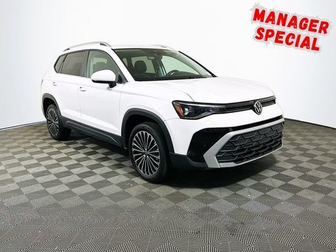 Used 2025 Volkswagen Taos SE FWD image 1