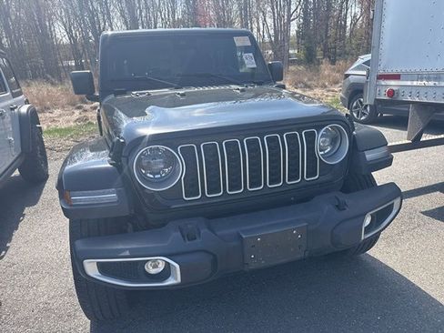 Used 2025 Jeep Wrangler Unlimited Sahara AWD/4WD image 3