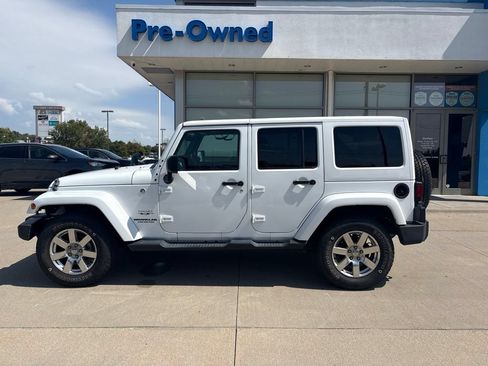 Used 2017 Jeep Wrangler Unlimited Sahara w/ Connectivity Group AWD/4WD image 8