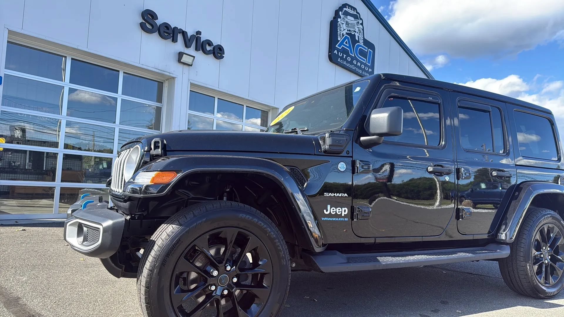 Used 2024 Jeep Wrangler Unlimited Sahara w/ Technology Group AWD/4WD image 12