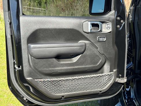 Certified 2024 Jeep Gladiator Sport AWD/4WD image 17