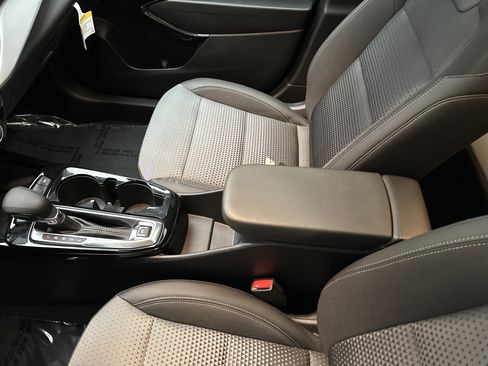 Used 2024 Chevrolet Trax LT w/ Sunroof Package image 35