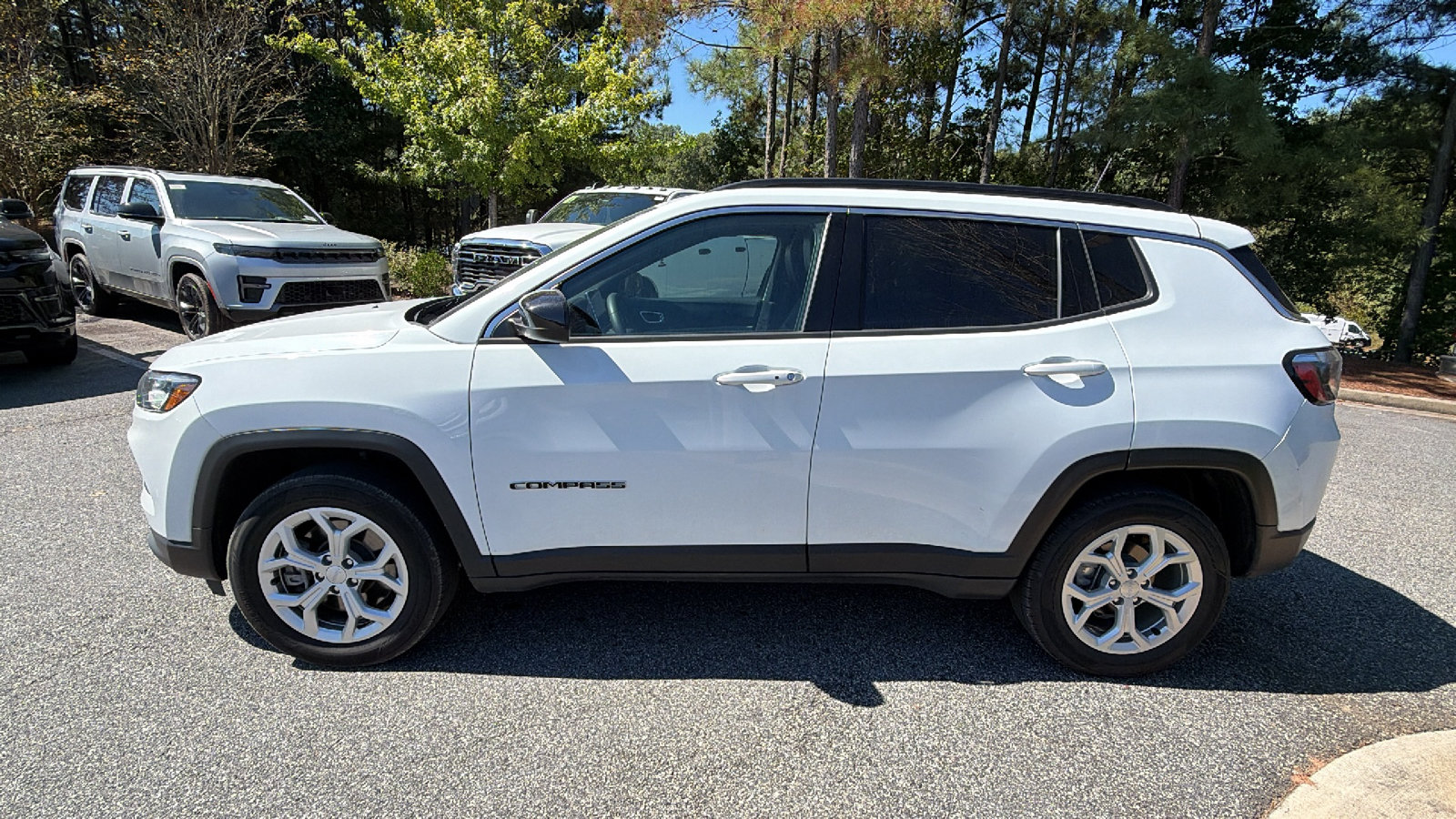 Used 2024 Jeep Compass Latitude AWD/4WD image 11