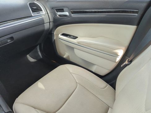 Used 2019 Chrysler 300 Limited RWD image 26