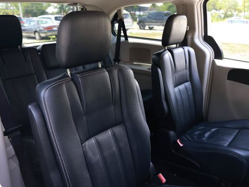 Used 2013 Chrysler Town & Country Touring FWD image 14