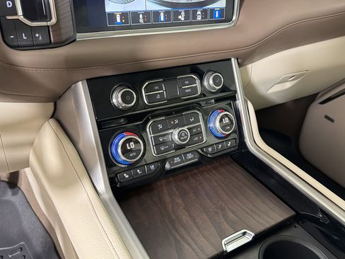 Used 2022 GMC Yukon Denali w/ Denali Ultimate Package AWD/4WD image 19