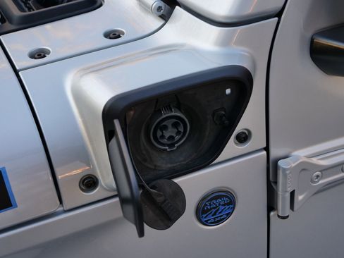 Used 2023 Jeep Wrangler Unlimited Rubicon 4xe w/ Cold Weather Group AWD/4WD image 13