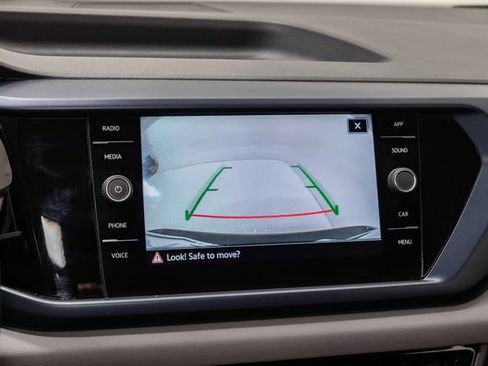 Used 2022 Volkswagen Taos SE w/ Panoramic Sunroof Package FWD image 19