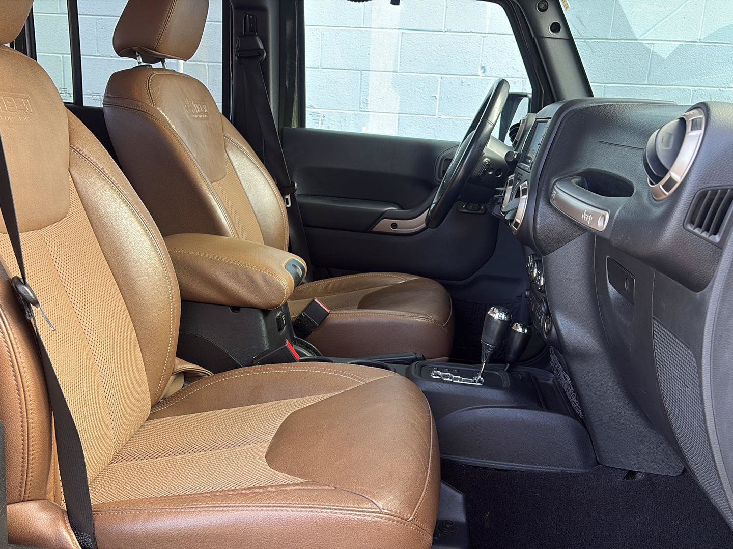 Used 2016 Jeep Wrangler Unlimited Sahara AWD/4WD image 17