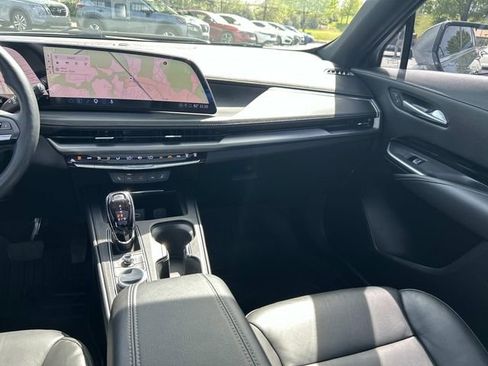 Used 2024 Cadillac XT4 Luxury w/ Cold Weather Package FWD image 18
