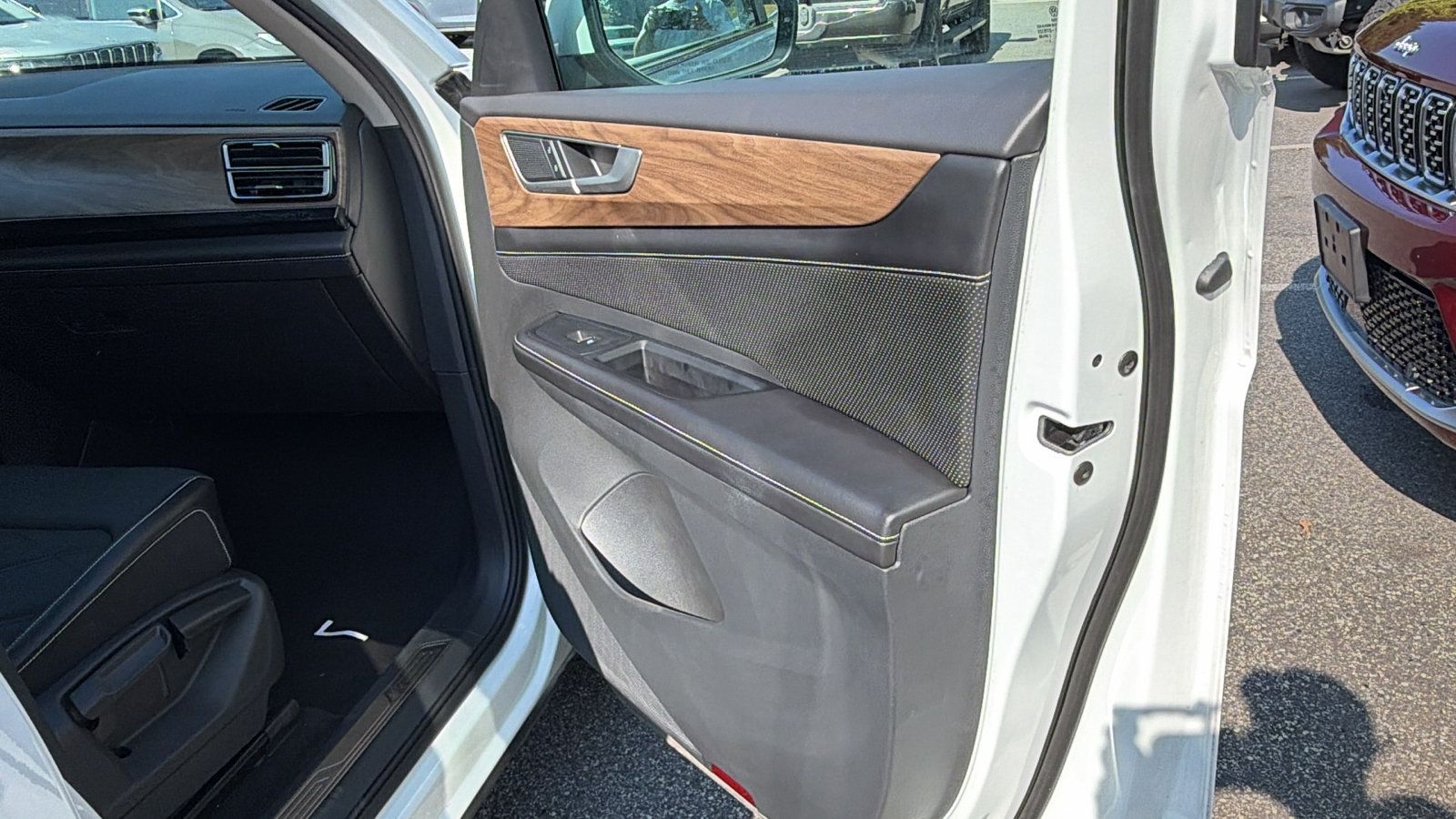 Used 2025 Volkswagen Atlas SE FWD image 18