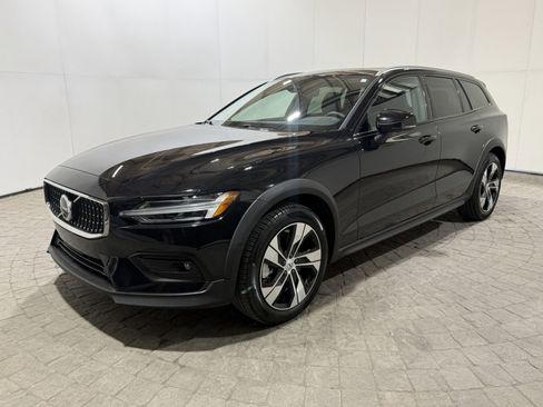 Used 2025 Volvo V60 B5 Cross Country Plus image 3
