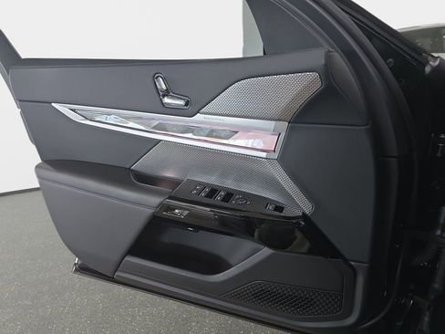 Used 2023 BMW 740i w/ Parking Assistance Package image 27