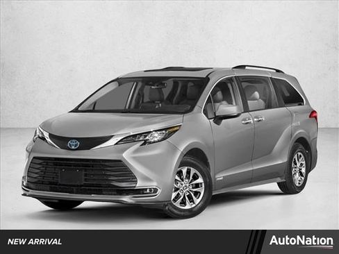 Used 2024 Toyota Sienna XLE image 1