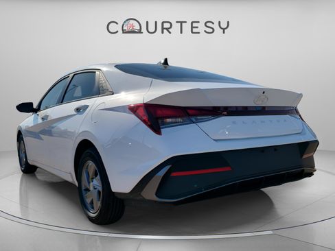New 2026 Hyundai Elantra SE image 2