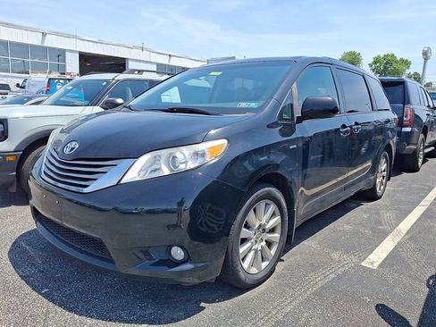 Used 2017 Toyota Sienna XLE AWD/4WD image 3
