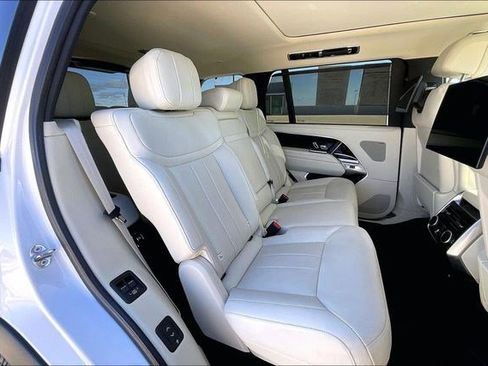 Used 2025 Land Rover Range Rover Long Wheelbase SE image 32