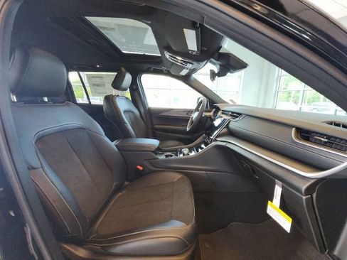 New 2025 Jeep Grand Cherokee Altitude image 24