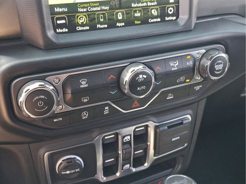 Used 2023 Jeep Wrangler Unlimited Sahara AWD/4WD image 13