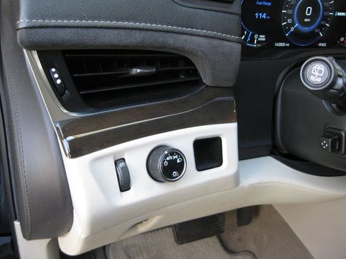 Used 2020 Cadillac Escalade Premium Luxury RWD image 17