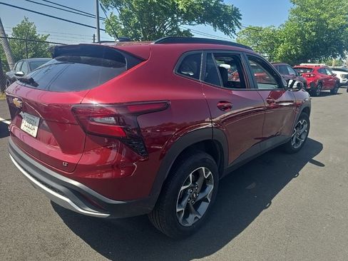 Used 2025 Chevrolet Trax LT w/ LT Convenience Package FWD image 4