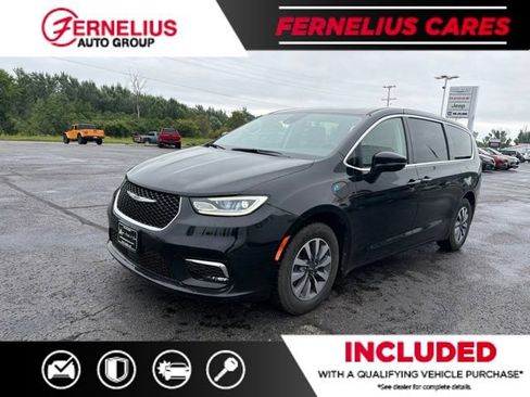 Used 2024 Chrysler Pacifica Limited FWD image 6