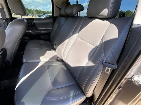 Used 2018 Toyota Tacoma SR5 RWD image 25