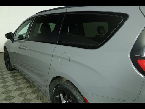 Used 2023 Chrysler Pacifica Touring-L w/ Uconnect Theater Family Group AWD/4WD image 19