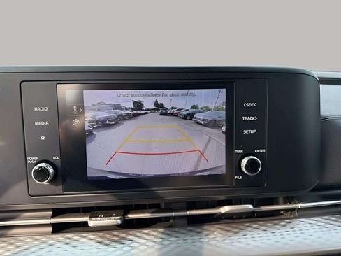 Used 2024 Kia Carnival LX FWD image 5