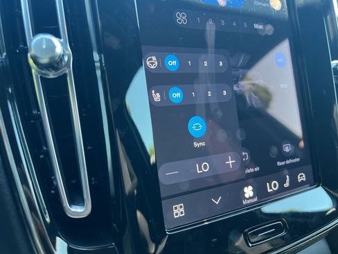 Certified 2023 Volvo XC40 Recharge Ultimate AWD/4WD image 18