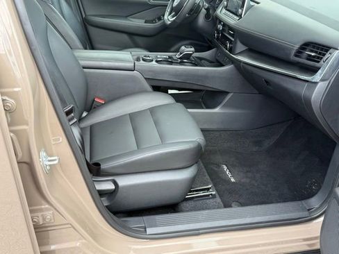 Used 2024 Nissan Rogue SV w/ SV Premium Package AWD/4WD image 18