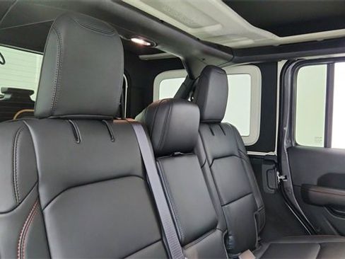 Used 2025 Jeep Wrangler Unlimited Rubicon image 26