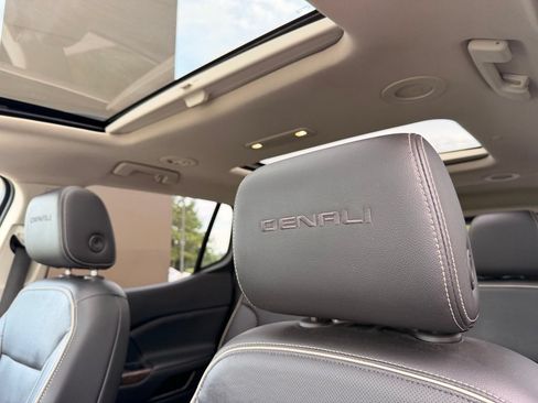 Used 2021 GMC Acadia Denali w/ Denali Technology Package FWD image 33