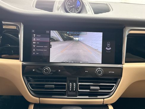 Certified 2026 Porsche Macan AWD/4WD image 33