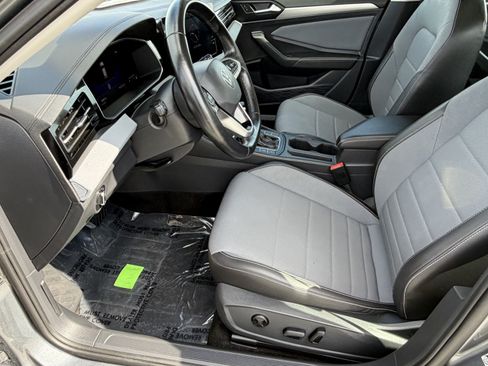 Used 2025 Volkswagen Jetta SE FWD image 27