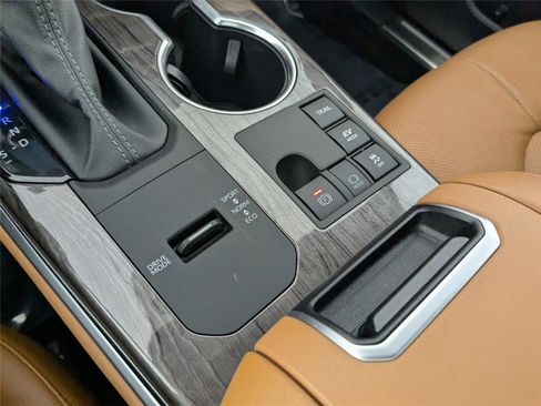 Used 2025 Toyota Highlander Platinum image 22