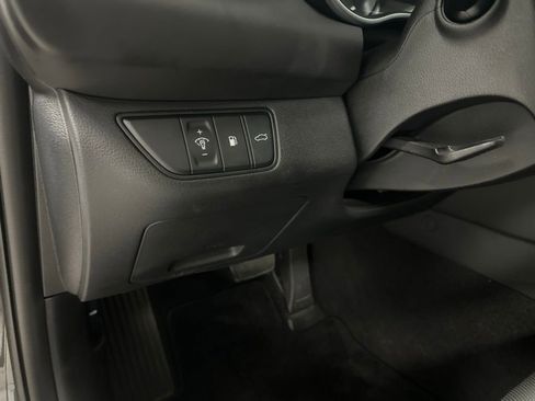 Used 2025 Genesis G70 2.5T image 15