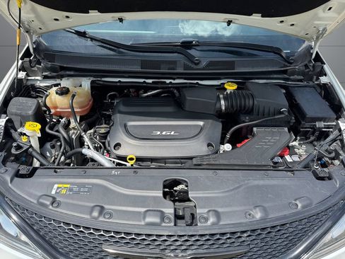Used 2018 Chrysler Pacifica Touring-L Plus w/ S Appearance Package FWD image 20