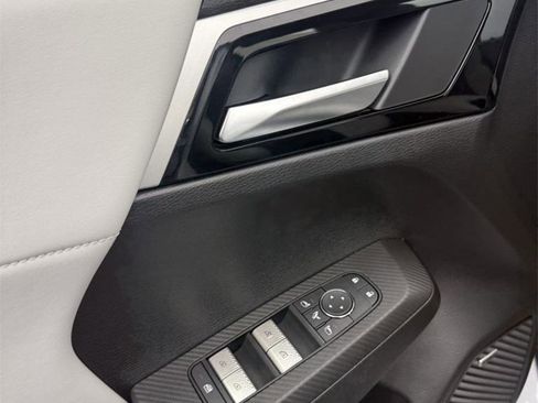 New 2025 Mitsubishi Outlander SE image 18