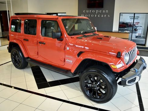Used 2024 Jeep Wrangler Unlimited Sahara w/ Technology Group AWD/4WD image 7