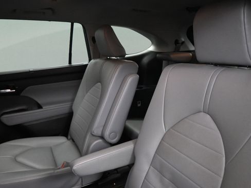 Used 2023 Toyota Highlander XLE FWD image 33