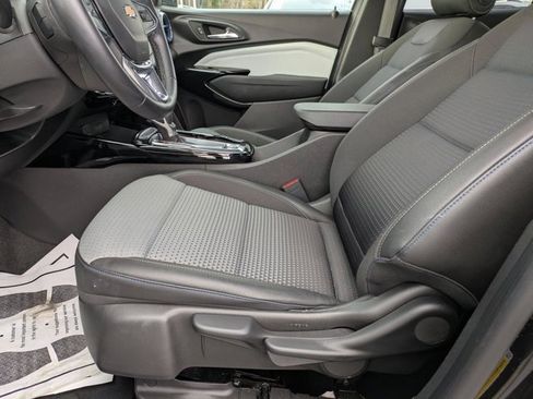 Used 2025 Chevrolet Trax LT w/ LT Convenience Package image 17