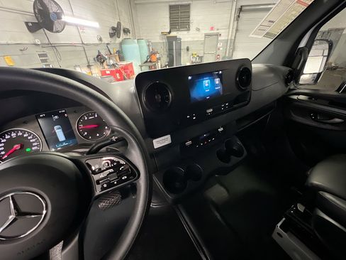 Used 2024 Mercedes-Benz Sprinter 2500 image 25