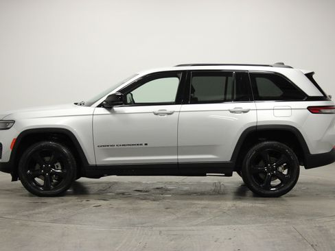 Used 2023 Jeep Grand Cherokee Altitude image 5