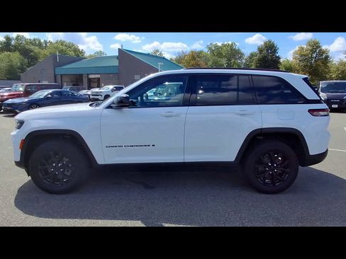 Used 2024 Jeep Grand Cherokee Altitude AWD/4WD image 5