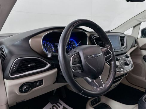 Used 2018 Chrysler Pacifica Touring-L w/ Premium Audio Group image 9